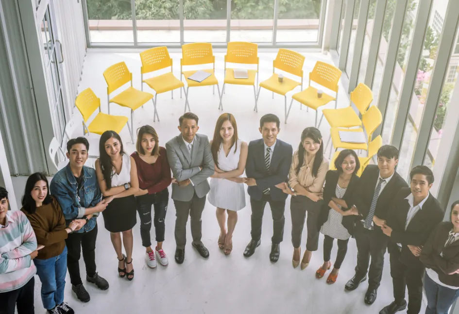 Biểu tượng đồng hồ cát và bàn tay cầm tiền, thể hiện việc kiểm soát và chơi có trách nhiệm tại shbet1